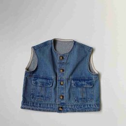 Waistcoat 2024 Spring New Ldren ärmlös denim Vest Jacket Fashion Girls Big Pocket Coat Kids Boys Cardigan 1-6 år Babykläder H240508