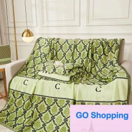 Top Designer Blanket Green Mesh Lace Letter Logo Blanket Office Nap Blanket Winter Thickened and Warm Flannel Travel Blanket 150 x 200cm Quatily