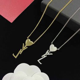 1pe0 Pendant Necklaces Luxury Designer Necklace for Women y Letter Stainless Steel Plated Rose Gold Chain Womens Flower Charm Desi