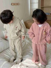 Pajamas 2024 Spring New Ldren Long Sleeve Setts مجموعة الأولاد دب بيد المطبوعة على مقنعين + سروال 2pcs