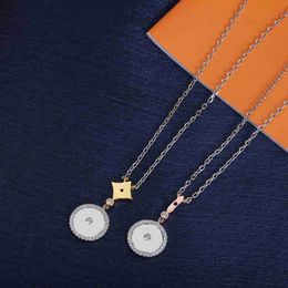 Chains 2 colors Fashion Mother-of-Pearl pendant necklace white daisy type pendant anti allergy letter V chain for women party daily jewelry