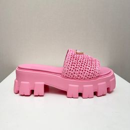 Nuovi sandali con ciabatte 2024 Sandali da spiaggia estivi all'uncinetto da donna Scarpe con tessuto di paglia Famoso designer donna Sandali firmati con plateau Pelle bovina 11a + Qualità a specchio superiore