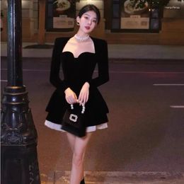 Casual Dresses French Retro Velvet Dress Women Patchwork Pleated Expose Collarbone Temperament Celebrity Black Slim Party Autumn Female Wear