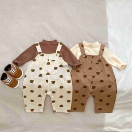 Jumpsuits Cute Bear Print baby ärmlös Romper Autumn Spädbarn Löst fickor Toddler Girl Cotton Jumpsuit Babykläder H240508