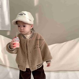 ジャケット2023冬の新しい赤ちゃん長袖ウォームフリースコートキッズファッションレターぬいぐるみジャケットとベルベット厚い幼児少年コートH240508
