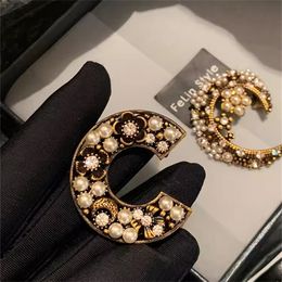 Fashion Vintage Brass C-Shaped Inlaid Pearl Brooch For Women's High-End Light Luxury Chest Flower Coat Sweater Charm Trend