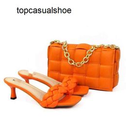 BOTTEGAA VENDETTA COLOR BVS Sapatos laranja elegantes e elegantes conjuntos de bolsas decoradas ou strassina de chinelos italianos que combinam compras de alta qualidade Party Party