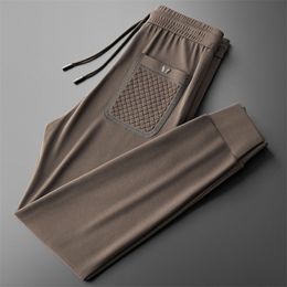 Pantaloni sportivi di tendenza Pantaloni primaverili in cotone leggero Pantaloni casual da uomo gamba dritta ampia da corsa plus size pantaloni estivi in pietra con piede raggruppato M-4XL 17 colori