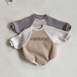 Rompers 2023 Winter New Baby Long Sleeve Fleece Bodysuit Toddler Girl Vintage Jumpsuit Plus Velvet Thick Newborn Infant Clothes 0-24M H240508