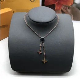 Luxury Brand Pendant Letter Flowers Pendant Necklace Designer Fashion Gold Plate Simple Necklaces Wedding Party Crysatl Jewerlry Necklace VN-01191