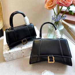 2023 New Plain Metallic Women's Summer Hot Hand-held One-shoulder Hourglass Cute Small High-end Bag Style 3641