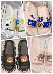 2024 Designer Summer Outdoor Soft Sole Cartoon Graffiti Slippers Women's Beach Sandals Casual Shoes DIY White Purple Pink Bear Flowers