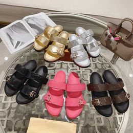 2024 Neue Stil Sandalen Desginer Männer Frauen Sandalen Frauen Flip Flops Ausrüstung Bottoms Strandschuhe Sleber Mode klassische Blumenbrokatrutschen Flat Leder Männer Sandalen Sandalen