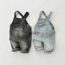 Jumpsuits 2023 Autumn Nowe dziewczęta dżinsowe dżinsy ldren swobodne dżinsy dla chłopców Paski spodnie dżinsowe dżinsowe spodnie urocze ubrania dla dzieci H240508