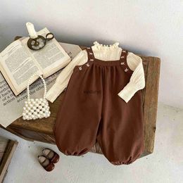 Byxor 2024 våren ny baby ärmlös romer småbarn broderier övergripande nyfödda spädbarn casual jumpsuit pojke flicka solida lyftbyxor H240508