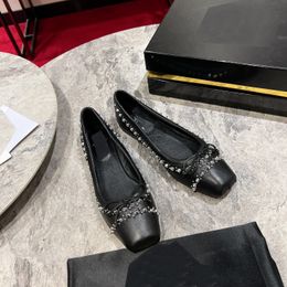 Luxury Fashion Increase the elasticity of the shoe body and comfortably fit the foot shape Square toe with delicate and elegant bow fan line wrapped Ole calfskin