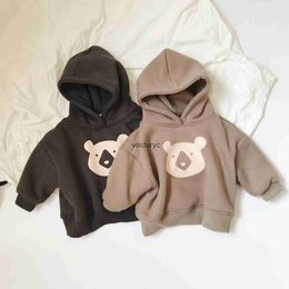 Hoodies tröjor vinter ny baby fleece hooded tröja pojkar bär tryck avslappnad hoodie spädbarn plus sammet tjocka varma toppar ldren kläder h240508