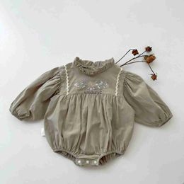 Rompers 2023 Autumn New Baby Girl Long Sleeve Bodysuit Infant Girl Vintage Flower Embroidered Lace Collar Jumpsuit Cotton Baby Clothes H240508
