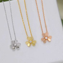 Pendant Necklaces European Fashion Luxury Gold Lucky Grass Clover Necklace For Women S925 SterlSilver Exquisite Sweet Brand High-end Jewelry J240119