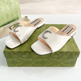 Pantofole di design con diapositive piatte sandali di lusso da spiaggia moda donna infradito con plateau lettera pantofola estate da donna in vernice scarpe tacco basso C23