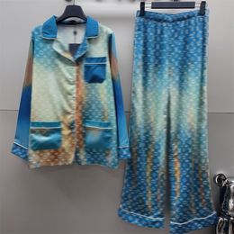 Pijamas masculinos pijama conjunto luz luxo clássico seda primavera azul high-end casa camisa calças de perna reta spray letras impressas estilo de férias preguiçoso