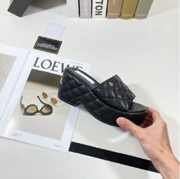 6009 Womens Platform Wedge Heels 8.5cm Slippers Designer Sandals Quilted Texture Gold-tone Metal Slide 100% Leather Ladie Summer Beach Shoe Luxurys Classic