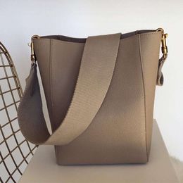 Evening Bags Vintage Brand Women's Genuine Leather Wide Strap Female Shoulder Bag Band Bucket Handbags Luxury DesignerEvening