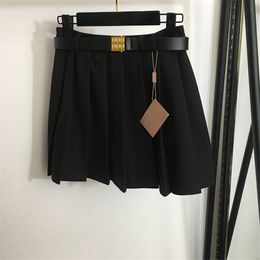 Sexy Mini Faltenrock für Frauen schwarzer kurzer sexy Röcke Kleid mit Gürtel Luxus Deisgner Röcke