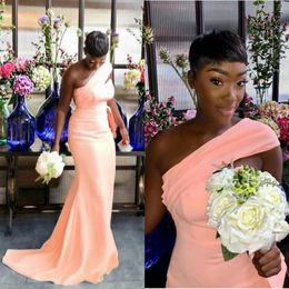 2021 One Shoulder Bridesmaid Dresses Mermaid Coral Sweep Train Hollow Pleats Ruched Maid of Honour Gown African Wedding Guest Wear280q