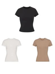 Skims Kardashian Passendes Rundhals-Kurzarm-Stretch-T-Shirt mit engen Schultern für Damen