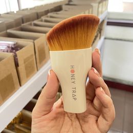 Portable cosmetic brush base makeup brush foundation make-up brush with cover side face brush shadow brush contour brush