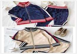 Çocuklar İçin Bebek Giysileri Tasarımcı Giyim Setleri Yeni Lüks Baskı Trailtsuits Moda Mektup Ceketleri Joggers Sıradan Spor Stili Swea5663937
