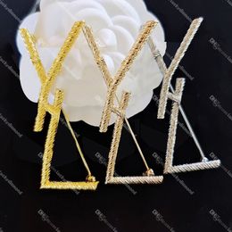 Gold Twists Brooches Brand Y Letter Pins Women Sweater Suit Hats Accessories Designer Broche wihtout Box