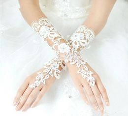 Custom Made Vintage Fingerless Bridal Gloves Fabulous Lace Diamond Flower Glove Hollow Wedding Dress Accessories2395065