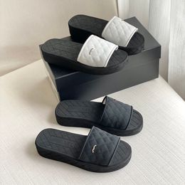Yaz Yeni Kadın Tasarımcı Kalın Sole Plaj Terlikleri Klasik Çift Mektuplu Kadın Sandaletleri Fransız Marka Sunshine Moda Bayanlar Banyo Terlik Katır Gündelik Scuffs