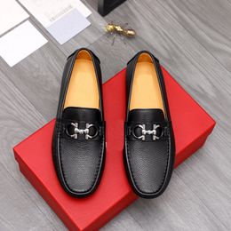 Brandneue Herren-Loafer zum Fahren, Gentleman-Walkkleid, silberne Metallschuhe, Größe 38–45