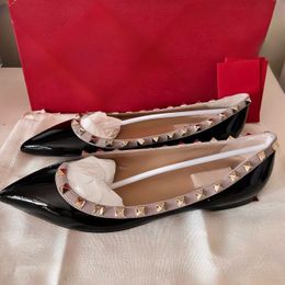 Designer Sandals Flat Pointed Shoes Summer Classics V Brand Rivets Wedding Shoes Genuine Leather Nude Black Gold Silver with Red Dust Bag 34-44