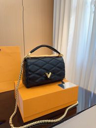 24SS Luxury Designer New Twist Chequered Tote Women's Shoulder Bag Crossbody Bag Dinner Bag Solid Color Makeup Bag Purse Vintage Elegance 22cm