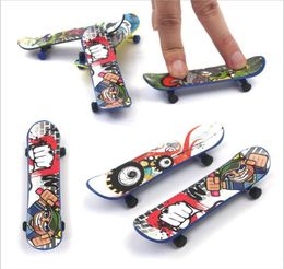 Children039s toy 9 5cm finger skateboard plastic material fingertip skateboard mini gift children039s finger scooter Toys2188068458