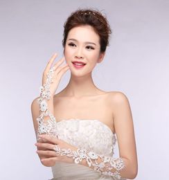 Charming White Sexy Lace Bridal Gloves Wedding Dress Accessories Applique Fingerless Crystals Evening Dress Gloves Bridal Accessor7294204