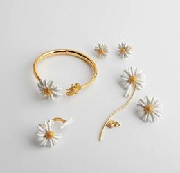 Bracelets CSxjd New High quality luxury Personality white daisy sun flower bee open bracelet