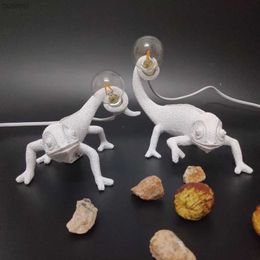 Desk Lamps Italy Resin Lizard Table Lamps Bedroom Living Room Wall Sconce Modern Animal Chameleon Wall Lights Led Night Light Home Decor YQ240123