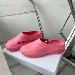 2024 Novas mulheres espuma de espuma de borracha designer de sandália em relevo Triângulo de alta qualidade Sandale Loafer Shop Shop