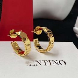 Desginer Valantino Jewellery 23 Autumn New Precision Brass Material Huajia Simple Gold Advanced Sense Versatile Fashion Earrings Earstuds