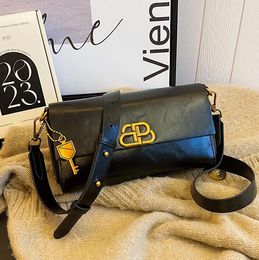 Factory wholesale women handbag 2 colors simple retro leather handbag flip gold buckle crossbody bag Joker solid color leather backpack 21004#