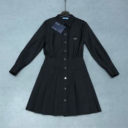 Vestido casual feminino designer básico clássico lapela vestidos pretos início da primavera manga comprida única linha carta botão saia plissada