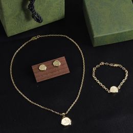 18 Gold Ohrringe Armband Halskette Geschenkset Mode Ohrringe Armband Designer für Frauen Luxusdesigner Schmuck kostenlos Porto