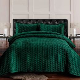 King Quilt Three-Piece Honeycomb Stitch Bedding Set Includes 1 Oversized Quilt 2 Sham PillowcasesSoft VelvetEmerald Green 240118