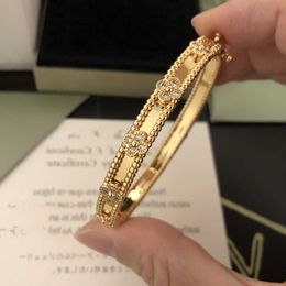 A Designer C-arter Brand Clover Bangle Bracelet For Women 18K Gold Plated Full Four Leaf Perlee Sweet Flower Cuff Valentine Party Gift