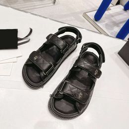 Slippers Summer Platform Sandals Designer Slippers настоящие кожаные женщины папа Сандаль мода Solid Mules Fashion Beach Sandels Black White